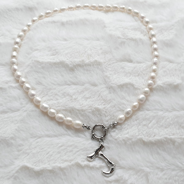 <transcy>Pearl necklace with letter</transcy>