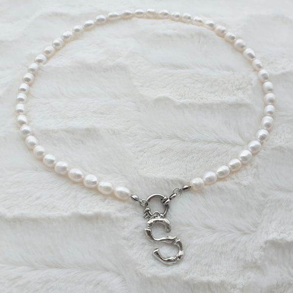 <transcy>Pearl necklace with letter</transcy>