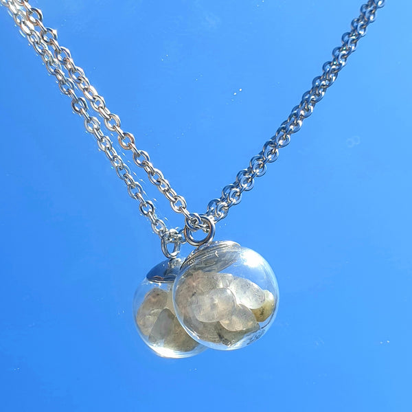 Collar de acero inoxidable con bola de cristal y piedras curativas de piedra natural.